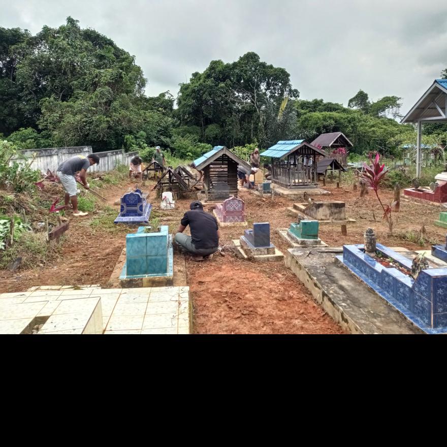 Tradisi Bersih-Bersih Makam
